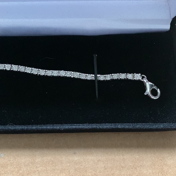 Kay Jewelers Round-Cut Diamond Tennis Bracelet 1/6 Ct 7.5” - Picture 4 of 8